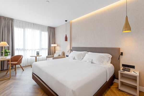 Minibar, in-room safe, desk, free WiFi