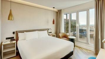 Minibar, coffres-forts dans les chambres, bureau, Wi-Fi gratuit