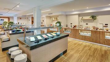 Se ofrece un desayuno bufé todos los días (15 EUR por persona)