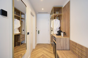 Classic-Zimmer | Minibar, Zimmersafe, Schreibtisch, kostenloses WLAN