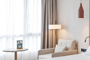 Minibar, caja fuerte, escritorio y wifi gratis