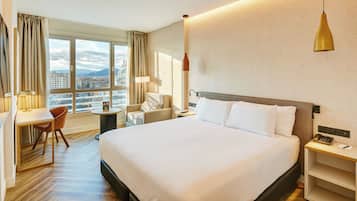 Frigobar, cofres nos quartos, escrivaninha, Wi-Fi de cortesia