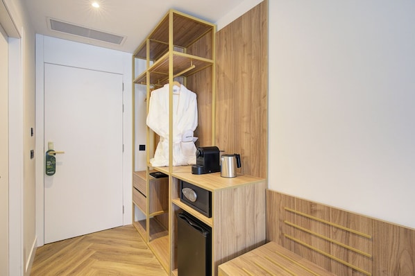 1 kamar tidur, minibar, brankas, dan meja kerja