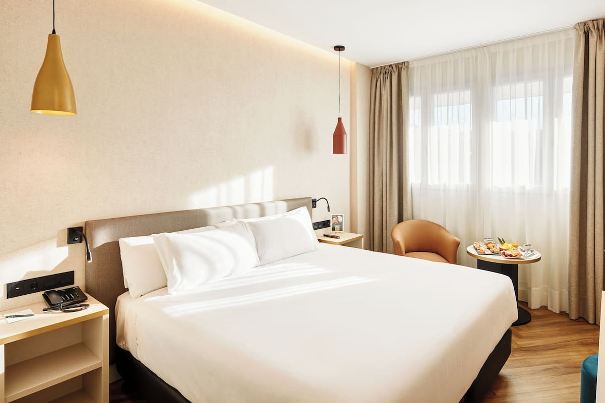 Minibar, safe på rommet, skrivebord og wi-fi (inkludert)