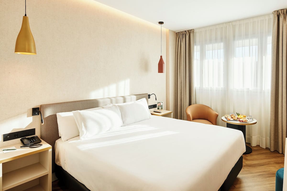 Minibar, in-room safe, desk, free WiFi