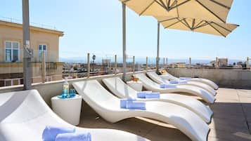 Piscine extérieure (ouverte en saison), parasols de plage