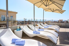 Seasonal outdoor pool, open 10:00 AM to 11:00 PM, pool umbrellas -  Hotel Macià Granada Five Senses Rooms & Suites (Granada)