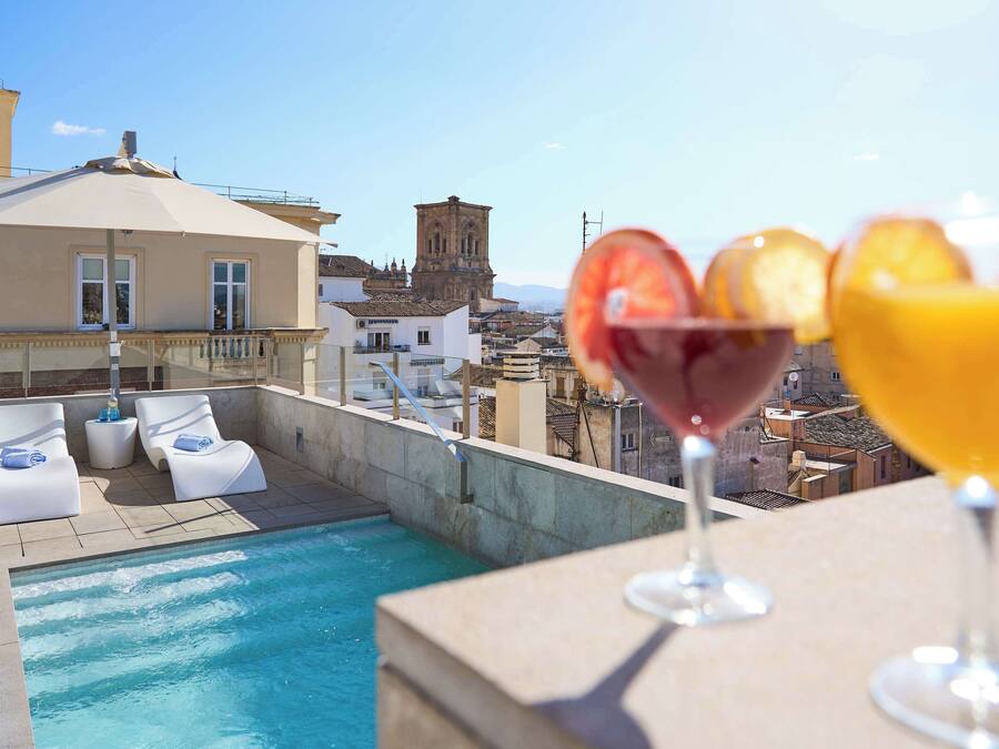 Una piscina al aire libre de temporada (de 10:00 a 23:00), sombrillas