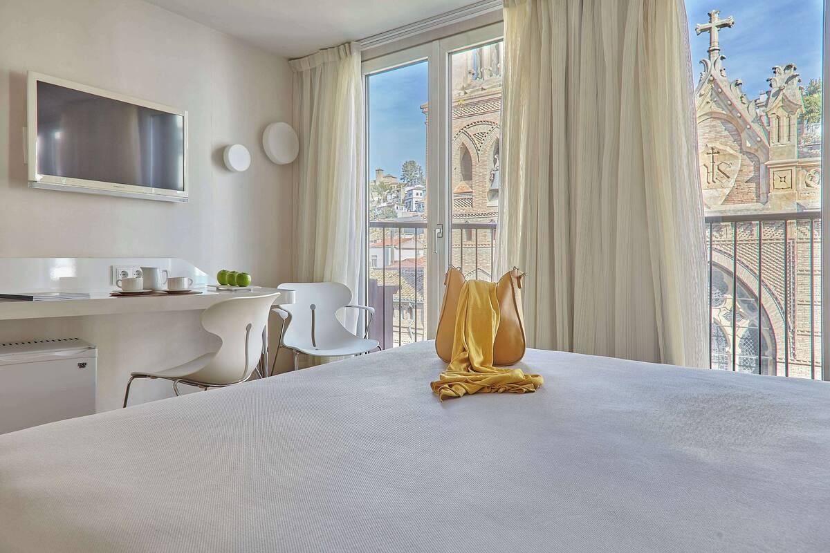 double room | 1 bedroom, minibar, in-room safe, desk