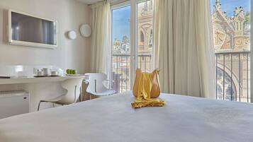 Tweepersoonskamer | Een minibar, een kluis op de kamer, een bureau, een laptopwerkplek