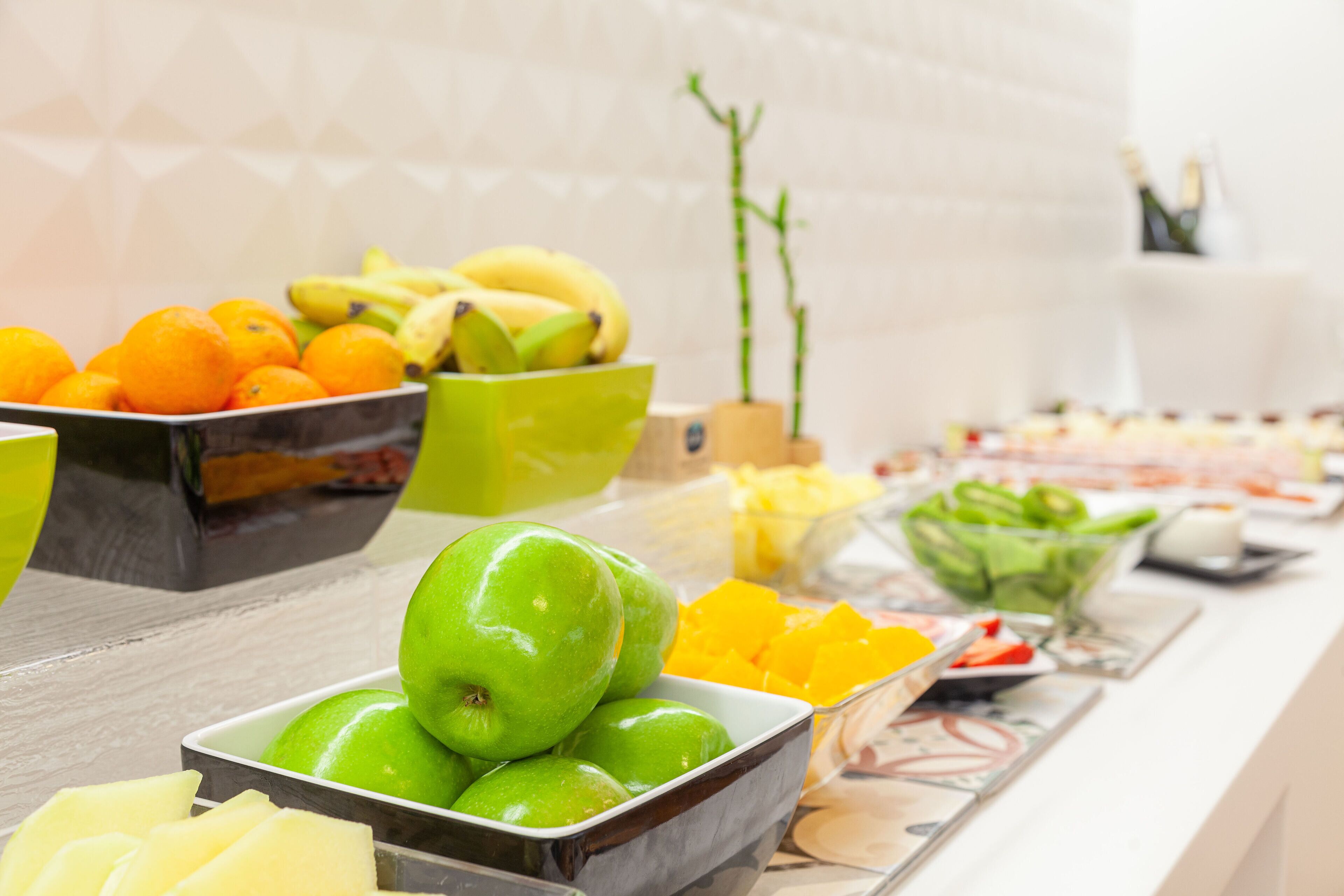 Un buffet proposant une variété de fruits et de boissons.