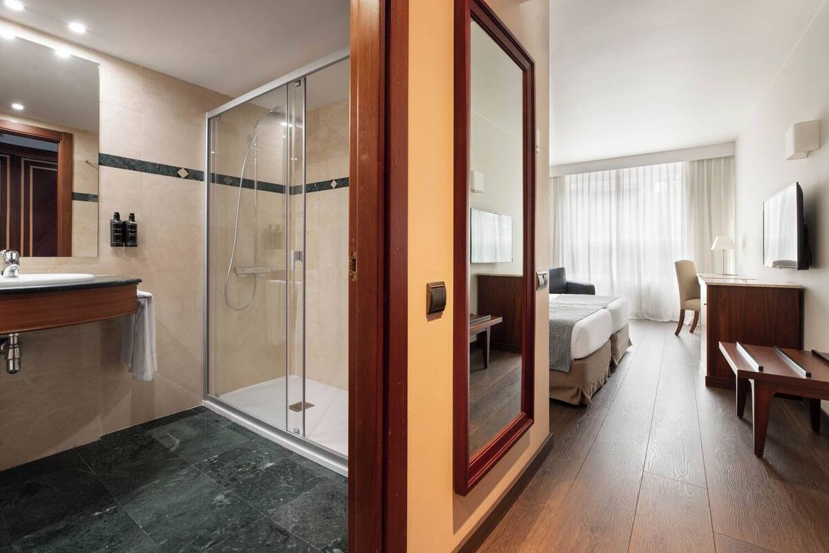 eco-friendly toiletries, hair dryer, towels