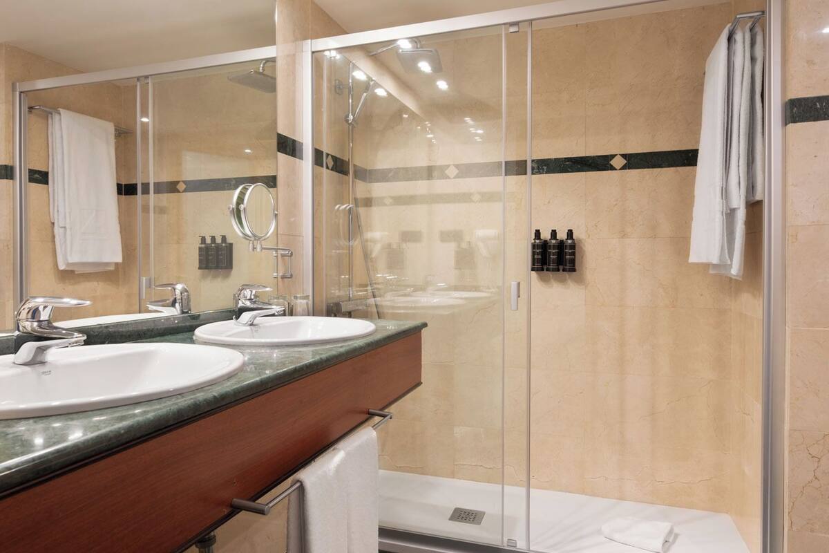 premium room, sea view | bathroom | eco-friendly toiletries, hair dryer, towels