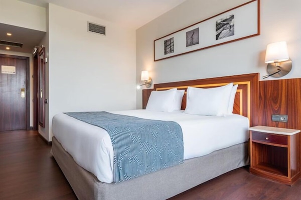 Minibar, caja de seguridad en la habitación y escritorio