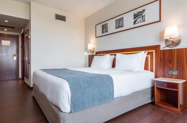 1 dormitorio, minibar, caja fuerte y escritorio