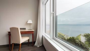 Double Room Single Use, Sea View | Minibar, in-room safe, desk, soundproofing