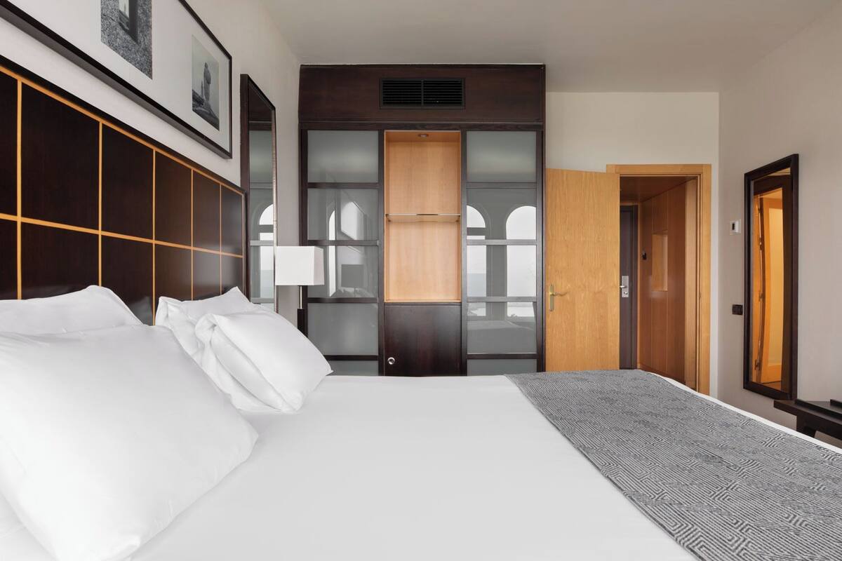 premium room, sea view | 1 bedroom, minibar, in-room safe, desk