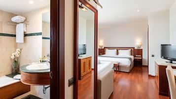 1 habitaciĂłn, minibar, caja de seguridad en la habitaciĂłn y escritorio