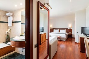 1 dormitorio, minibar, caja fuerte y escritorio