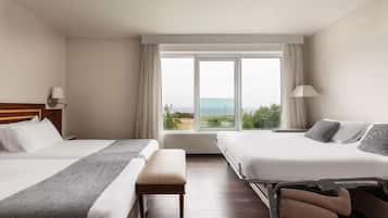 Een minibar, een kluis op de kamer, een bureau, geluiddichte muren