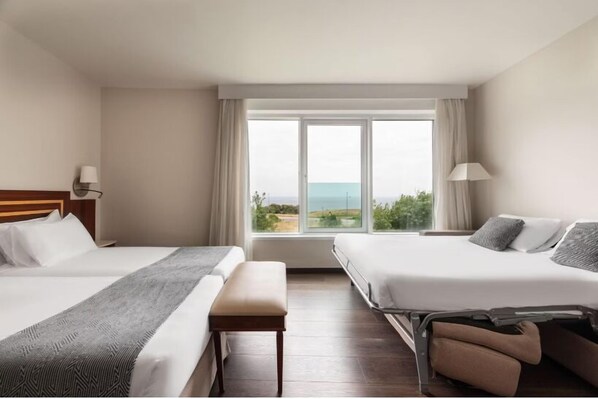 Frigobar, cofres nos quartos, escrivaninha, quartos à prova de som