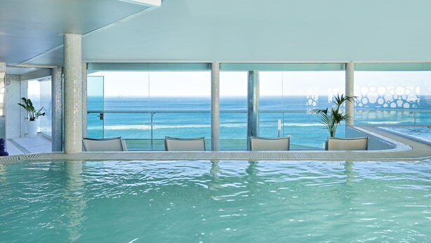 Una piscina interior con vistas despejadas al océano.