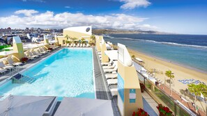 Ulkouima-allas, aurinkovarjoja, aurinkotuoleja