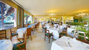 2 restaurants, breakfast, dinner served; Fusion cuisine 