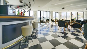2 bars-salons, bar attenant Ă la piscine