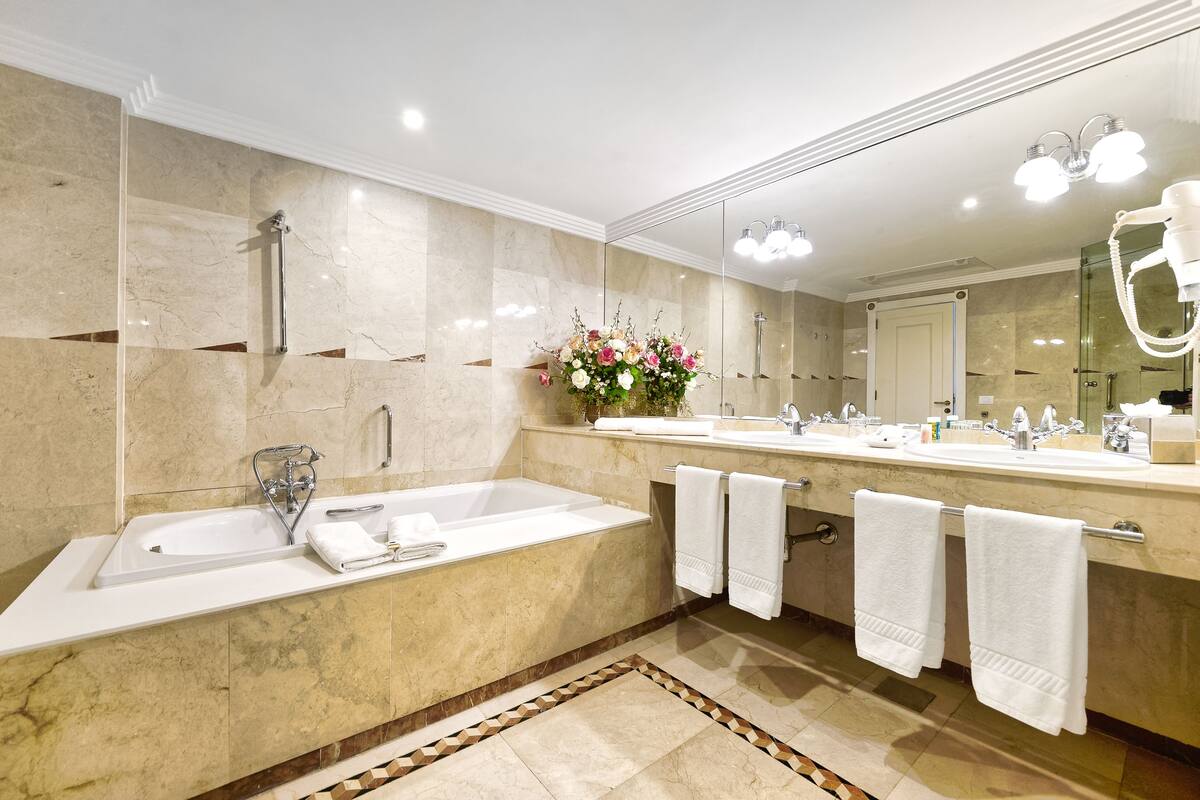 suite, sea view (spa access included) | bathroom | shower, free toiletries, hair dryer, slippers