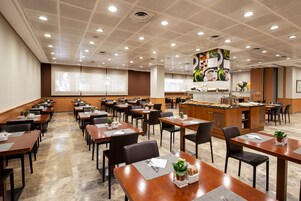 Tägliches Frühstücksbuffet (14 EUR pro Person)