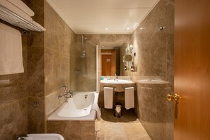 Free toiletries, hair dryer, bidet, towels - Hotel Praga (Madrid)