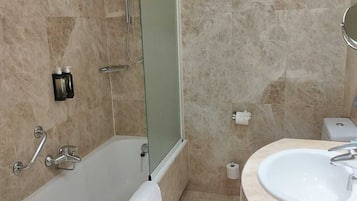Habitació doble o amb dos llits individuals superior | Bany | Articles de tocador gratuïts, assecador de cabells, bidet i tovalloles