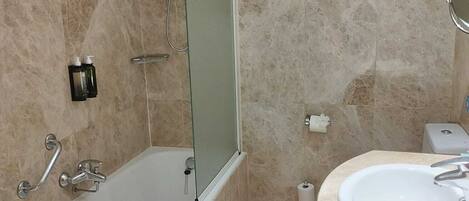 Habitación superior con 1 cama doble o 2 individuales | Baño | Artículos de higiene personal gratuitos, secador de pelo, bidé y toallas