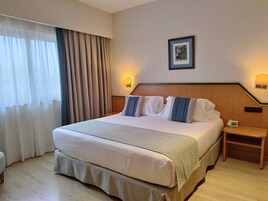 Minibar, Zimmersafe, Verdunkelungsvorhänge, schallisolierte Zimmer