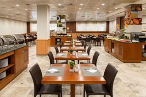 Desayuno buffet (EUR 12 por persona) 