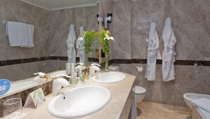 Suite | Bathroom | Free toiletries, hair dryer, bidet, towels