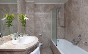 Free toiletries, hair dryer, bidet, towels - Hotel Praga (Madrid)
