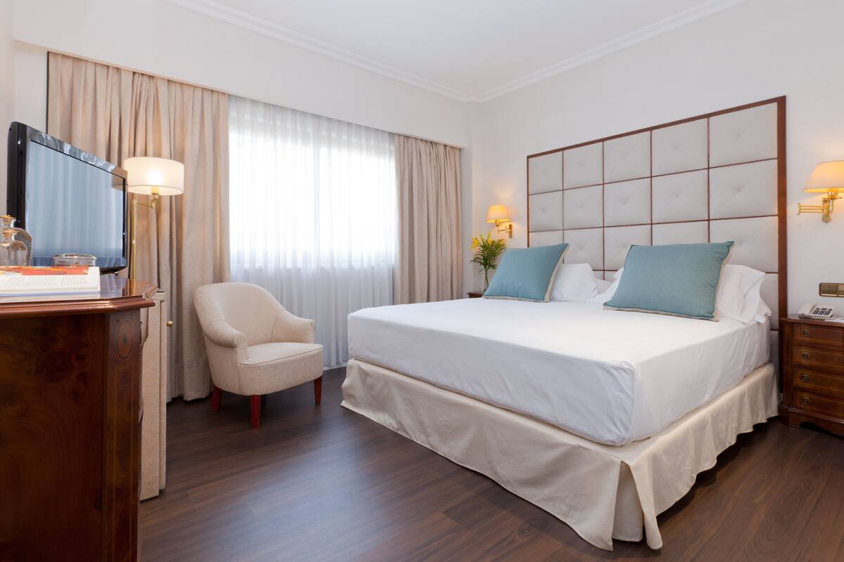 Suite | In-room safe, blackout drapes, soundproofing, WiFi (free)