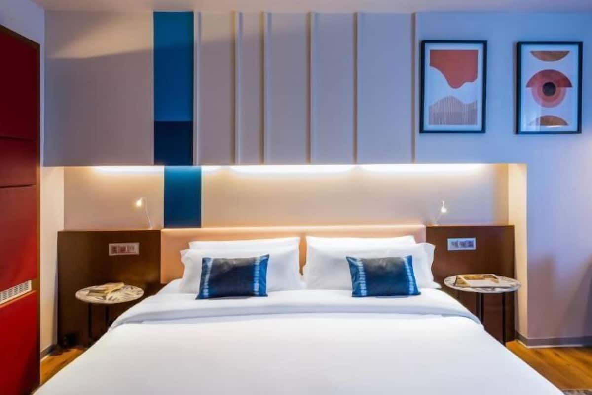 1 bedroom, premium bedding, in-room safe, desk