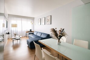 Ropa de cama de alta calidad y caja de seguridad en la habitación 