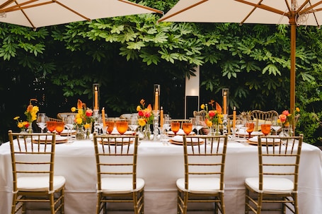 2 restaurants, breakfast served