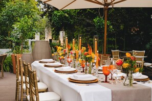 2 restaurantes, se sirve desayuno