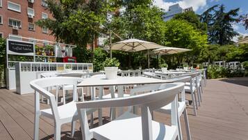 Hi ha 2 restaurants amb esmorzars