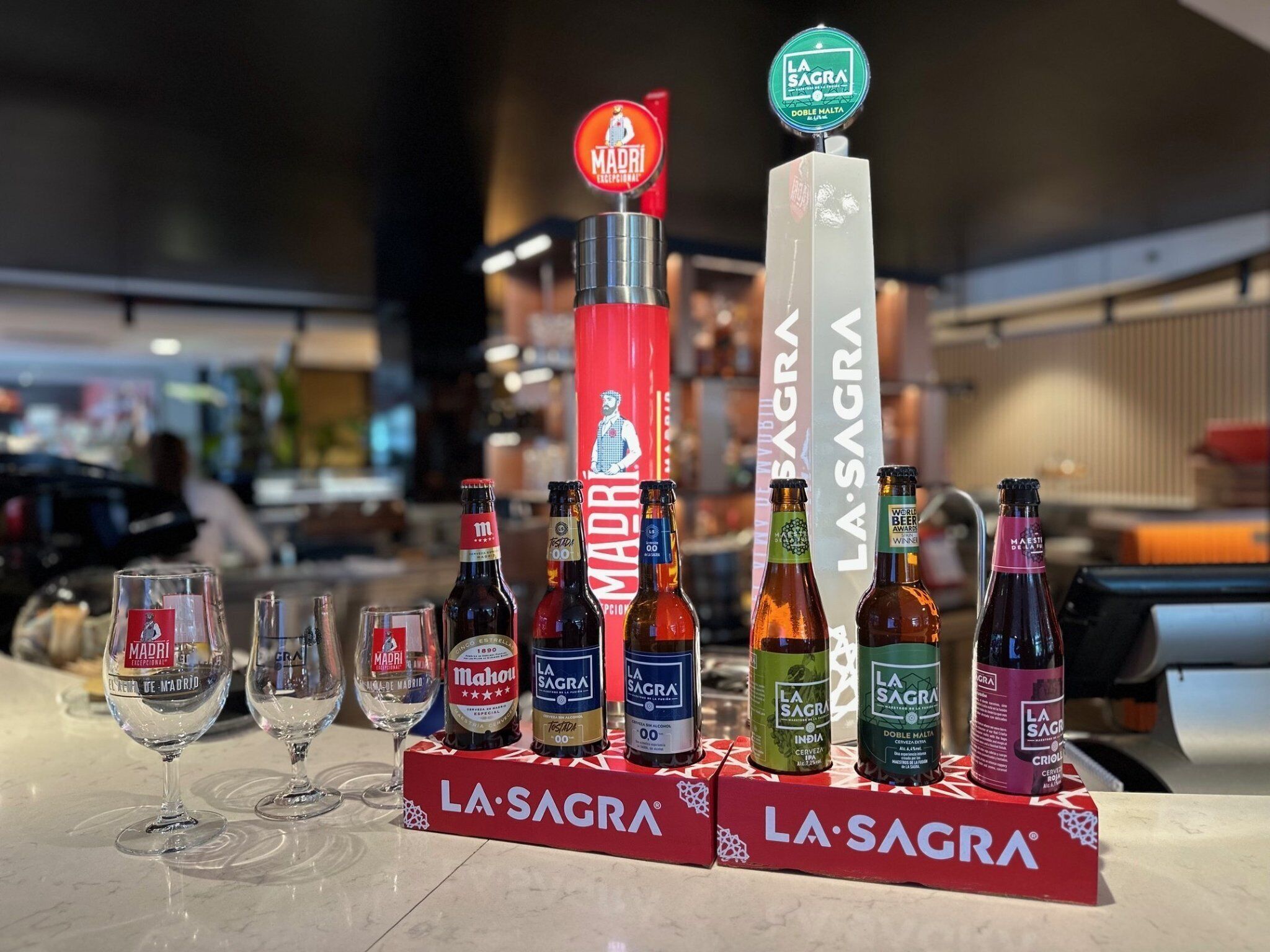 Een bar met verschillende biertaps en glazen.