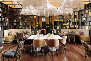 2 restaurants; breakfast, lunch, and dinner served - voco Madrid Retiro by IHG (Madrid)