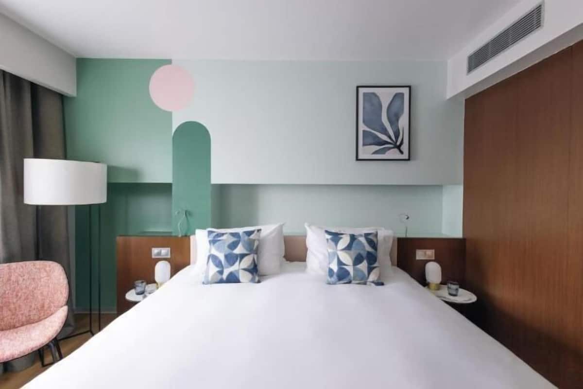 1 bedroom, premium bedding, in-room safe, desk