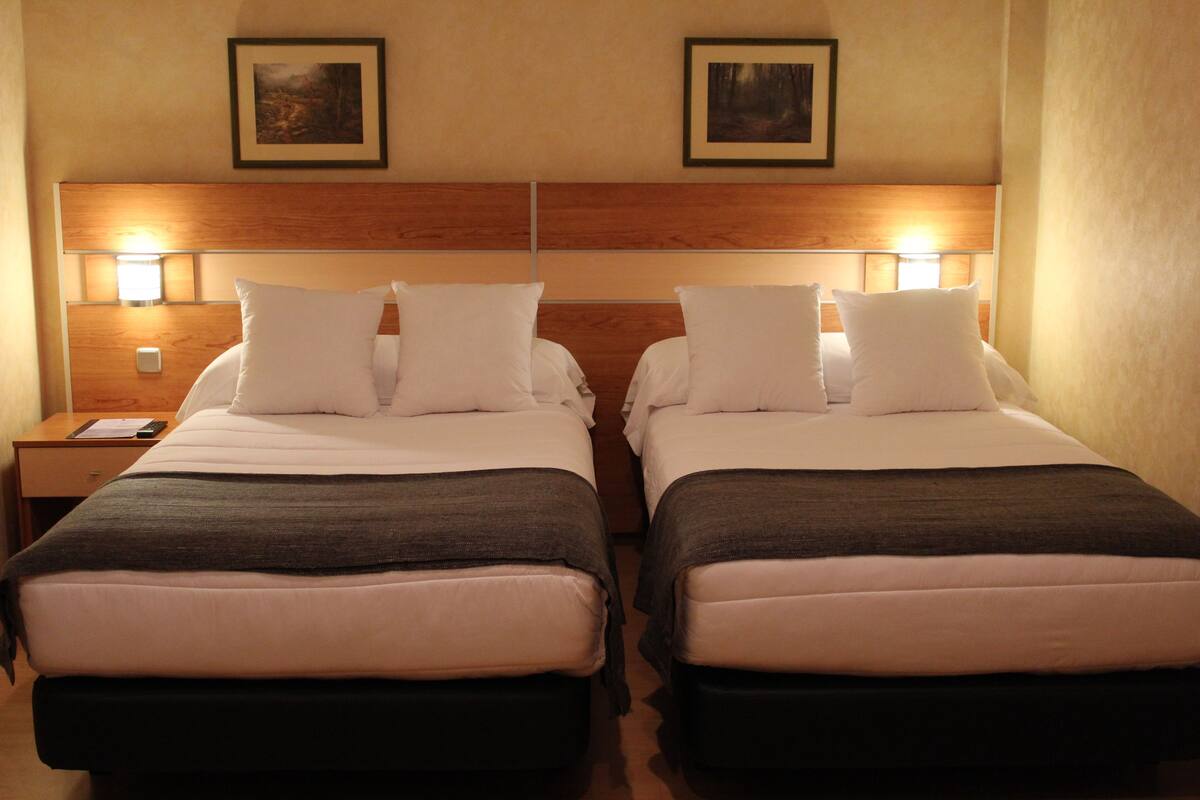 Kamar Standar | Minibar, brankas, tempat tidur bayi gratis, dan Wi-Fi gratis