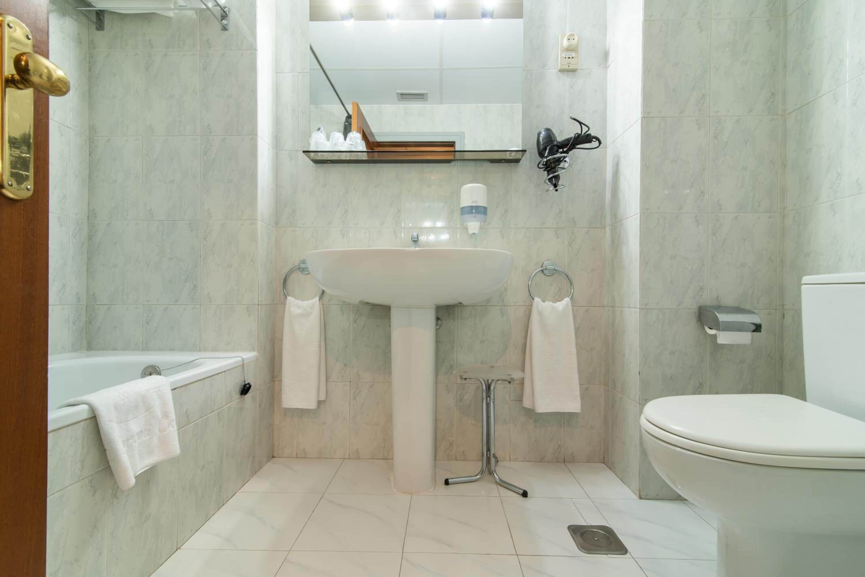 Combined shower/tub, free toiletries, hair dryer, bidet