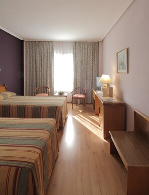 Standard Double or Twin Room | Minibar, desk, blackout curtains, iron/ironing board - Hospedium Hotel Europa Centro (Magaz)